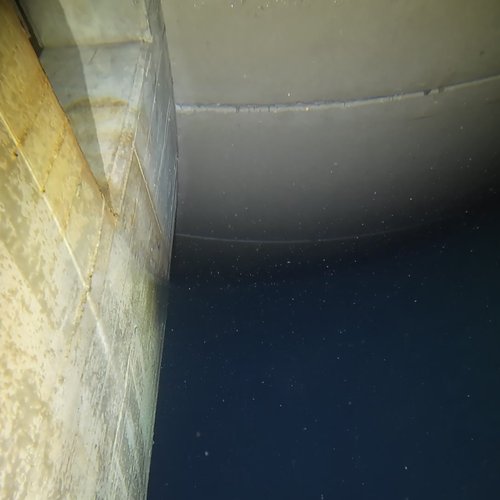Sprinklertank-Inspektion: Betontank, 15 Jahre – Tankwand Kalkablagerungen Sedimente Wandansicht